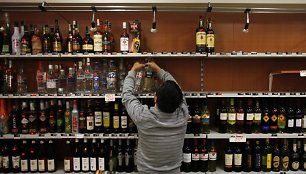 Stiprūs alkoholiniai gėrimai išimami iš lentynų Čekijoje