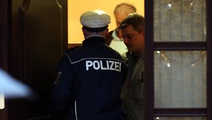 Vokietijos policija ne&scaron;a daiktus i&scaron; Andreaso Lubitzo namo.
