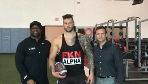 Tautvydas Kieras (vid.) su agentu Marku Hennessu (deš) ir profesionaliu NFL treneriu Travelle'u Gainesu