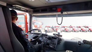 Ugniagesiams gelbėtojams perduotos naujos gaisrinės automobilinės cisternos ir lengvieji automobiliai