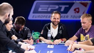 Danielis Negreanu (centre)