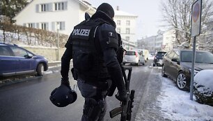 Užpuolikas sužeidė du policininkus ir nusi&scaron;ovė