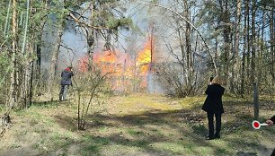 Vilniuje, Valakupiuose, Lizdeikos g. 5 dega medinis negyvenamas namas