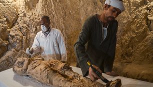 Egipto pietiniame Luksoro mieste archeologai rado du senovinius kapus