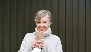 Moteris valgo &scaron;okoladą