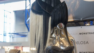 Plaukų stilisto Eivido Mackevičiaus kurta suknelė iš plaukų