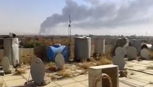 Dūmai virš Baidžio naftos perdirbimo gamyklos Irake