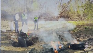 Kaune sulaikyti elektros kabelius deginę vyrai
