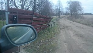 Vėtra i&scaron;vertė V.Balčiūnienės sodybos tvorą. Konfliktas kilo, kai draudikai nesutiko kompensuoti patirtą žalą.