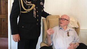 Antanui Thomsonui (Tirevičiui) įteiktas Lietuvos kariuomenės kūrėjų savanorių medalis