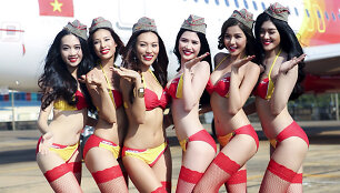 Seksualiais bikiniais apsirengusios &bdquo;VietJet Air&ldquo; skrydžių palydovės