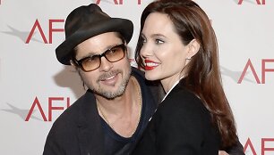 Bradas Pittas su dabartine savo žmona Angelina Jolie užmezgė santykius dar tada kai buvo susituokęs su Jennifer Aniston