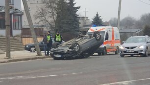 Vilniuje &bdquo;Peugeot&ldquo; rėžėsi į stulpą ir apvirto