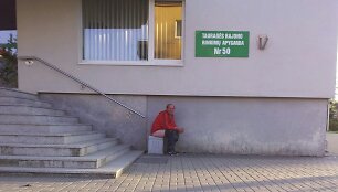 Vyras, tupintis prie Tauragės savivaldybės