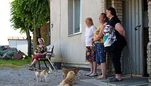 „Tiek metų čia gyvename kaime atsipalaidavę, kur dabar turim keltis? Į miestą tai mes nė viena nenorime“, - tvirtino Kopūstų kaimo gyventojos