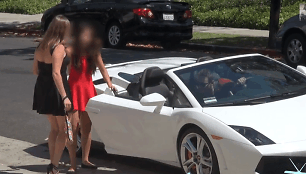 &bdquo;Lamborghini&ldquo; vairuojančiam nepažįstamajam neatsispiria beveik visos moterys