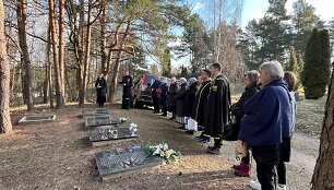 Vieni&scaron;ų žmonių laidotuvės Karveli&scaron;kių kapinėse