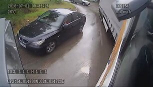 uzfiksuota-kaip-bmw-sedeje-kaunieciai-imitavo-eismo-ivyki