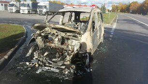 Užsidegęs automobilis