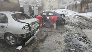 Rusai apšaudė automobilių stovėjimo aikštelę Chersone – žuvo vairuotojai