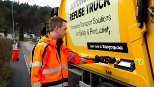 Vairuotojas i&scaron; lauko gali valdyti automatinės sistemos funkcijas. (Volvo Trucks)