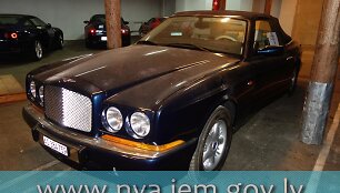Latvijos URM aukcione parduoda i&scaron; nusikaltėlių konfiskuotą kabrioletą &bdquo;Bentley Azure&ldquo;.