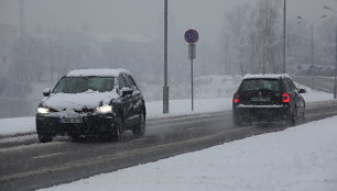 Eismą šalies keliuose sunkina plikledis ir šlapdriba