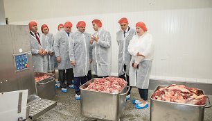 Premjeras S. Skvernelis lankėsi „Biovela group“ įmonėje UAB „Utenos mėsa“