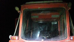 Kėdainių rajone atsikabinusi traktoriaus priekaba rėžėsi į stulpą