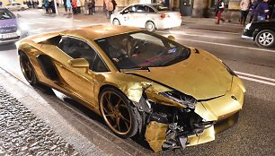 Varšuvoje sudaužytas auksinis „Lamborghini“