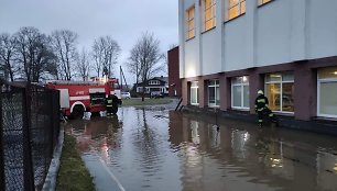 Ugniagesių pagalbos šią savaitę prireikė Kartenos mokyklai daugiafunkciniam centrui, kur potvynio vanduo pateko į valgyklą.