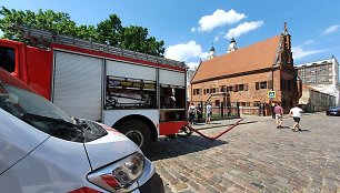 Kilo gaisras Kauno Rotušės aikštėje veikiančios bažnyčios pastogėje