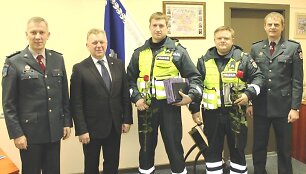 Tel&scaron;ių policininkų pagerbimo akimirka