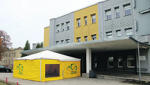 Nuo COVID-19 mirusių žmonių &scaron;eimos nariai taip pat dažniausiai yra užsikrėtę arba saviizoliuojasi, todėl atsiimti Anapilin i&scaron;keliavusį artimąjį jiems sudėtinga