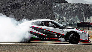 Rekordas: „Nissan GT-R“ šonu slydo 300 km/val. greičiu