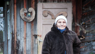Aldona Ilickienė i&scaron; Mančiagirės kaimo pina &scaron;iaudinius sodus 