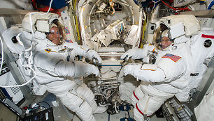 TKS įgulos vadė Peggy Whitson ir skrydžio inžinierius Jackas Fischeris (abu i&scaron; NASA) atvirame kosmose turėtų praleisti dvi su puse valandos.