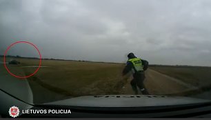 Gaudynių akimirka: baloje užklimpusį bėglį policininkas pasivijo bėgte.