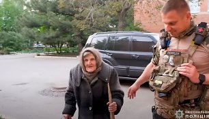 98 m. ukrainietė krentant bomboms pėsčiomis nuėjo 10 km