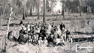 Tremtiniai per Sekmines. Irkutsko sritis, Zimos rajonas, Ikonikų kaimas. [1949‒1950 m.] Vilhelmo Janiselio fotonuotrauka