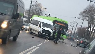 Kaune susidūrė troleibusas ir mikroautobusas: sužalota keleivė