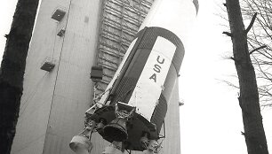 Į raketų statybos angarą testavimui keliamas raketos-ne&scaron;ėjos &bdquo;Saturn V&ldquo; korpuso fragmentas 