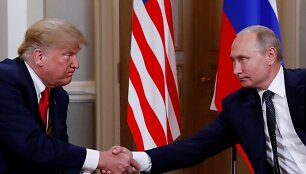 D. Trumpas su V. Putinu / Kevin Lamarque / REUTERS