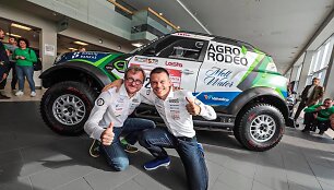 Saulius Jurgelėnas ir Vaidotas Žala prie &bdquo;MINI John Cooper Works Rally&ldquo;