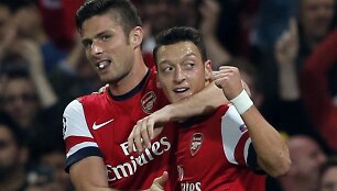 Olivier Giroud ir Mesutas Ozilas