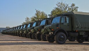 Lietuvos kariuomenei perduota 110 naujų sunkvežimių