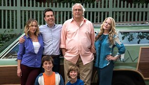 Christina Applegate, Edas Helmsas, Chevy Chase'as, Beverly D'Angelo, Skyleris Gisondo ir Steele'as Stebbinsas komedijoje &bdquo;Kvai&scaron;ų atostogos&ldquo;
