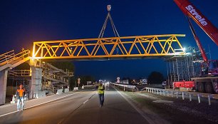 Pėsčiųjų viaduko kėlimo darbai ties Stanaičių gyvenviete