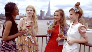 Lukrecija Vaup&scaron;aitė (antra i&scaron; de&scaron;inės) serialo &bdquo;London is Calling&ldquo; filmavime