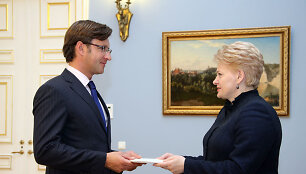 Prezidentė įteikė skiriamuosius ra&scaron;tus Lietuvos ambasadoriui Belgijoje Gediminui Varvuoliui